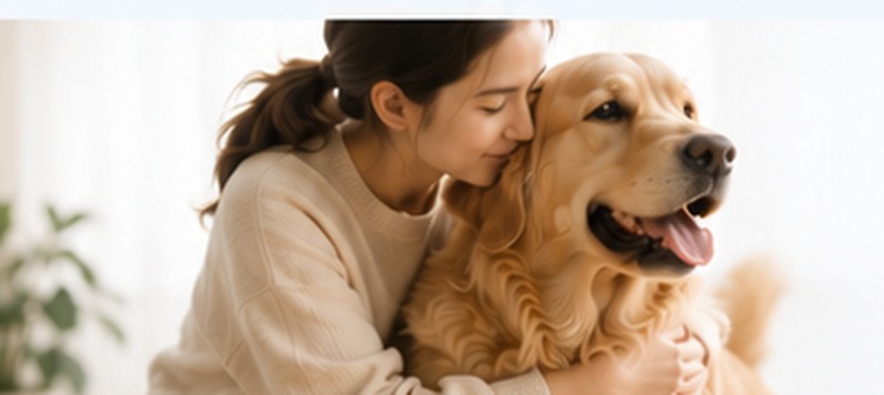 女主人擁抱金毛犬｜給牠最好的關節照護，陪伴牠走得更遠更久